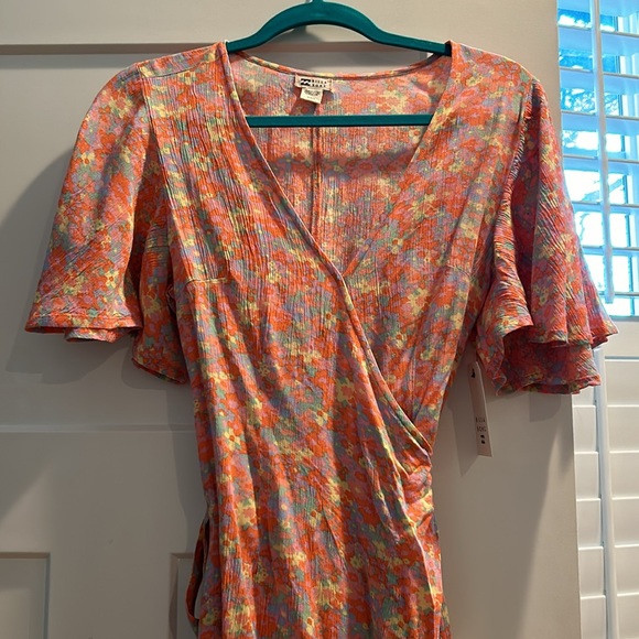 NWT Billabong Wrap flutter sleeve dress size Medium 10 - Picture 2 of 5